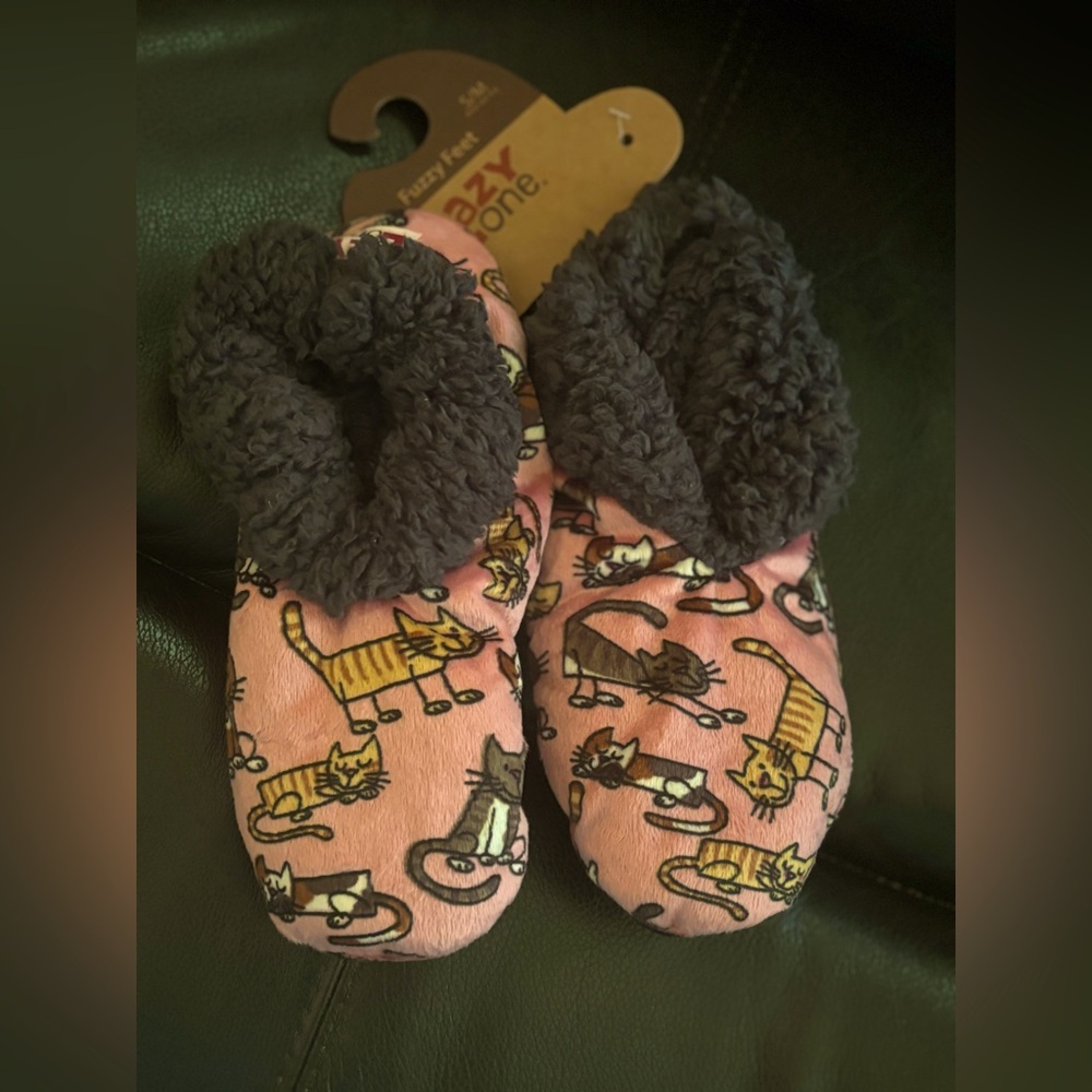 Brown & Pink kitty slippers Lazy one brand new fuzzy slippers S/M (4-6)